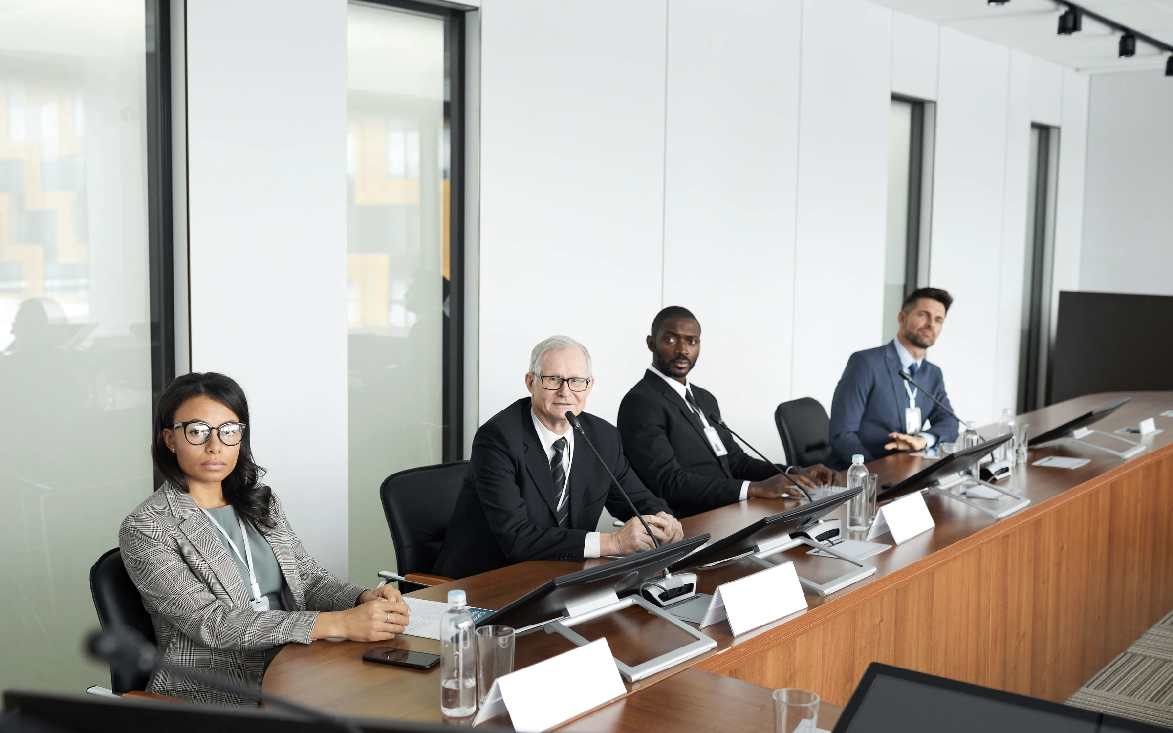 Vier Verantwortliche besprechen die Zukunft eines Beratungsunternehmens in einem hellen Büro